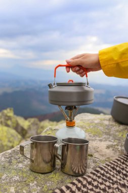Seyahat çaydanlık kamp ve teacups Karpat Dağları'nda kamp
