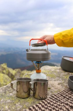 Seyahat çaydanlık kamp ve teacups Karpat Dağları'nda kamp