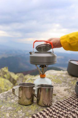 Seyahat çaydanlık kamp ve teacups Karpat Dağları'nda kamp
