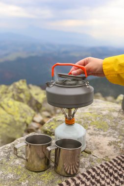 Seyahat çaydanlık kamp ve teacups Karpat Dağları'nda kamp