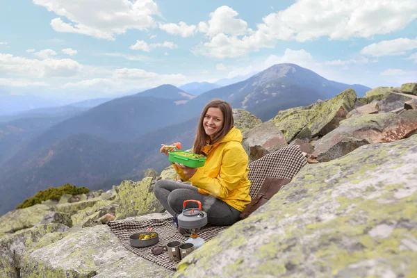 Νεαρή Γυναίκα Κίτρινο Σακάκι Έχει Picnic Στην Κορυφή Του Βουνού — Φωτογραφία Αρχείου