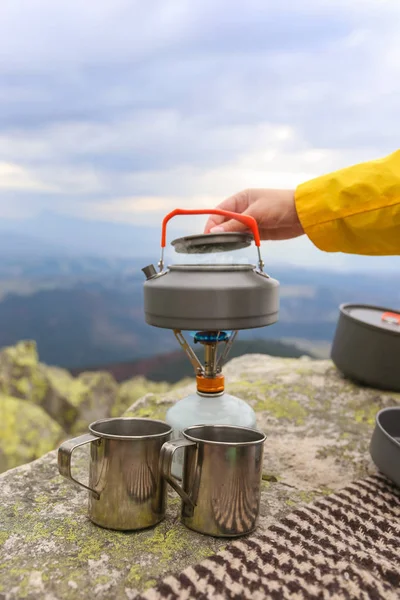 Seyahat çaydanlık kamp ve teacups Karpat Dağları'nda kamp