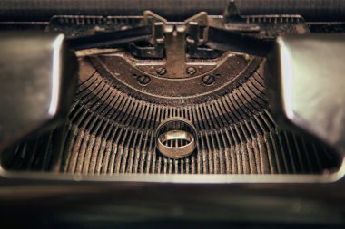 Daktilo düğün halkalar. Bir eski daktilo harf düğmeleri üzerinde yerleştirilen alyans. 