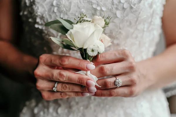 Свадебный Букет Руках Невесты — стоковое фото