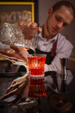 Profesyonel barmen prepairing turuncu kokteyl 