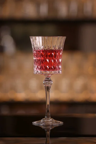 Rosa Cocktail Retro Glas Svart Spegel Bordsskivan — Stockfoto