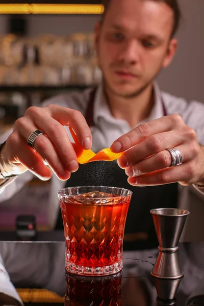 Barista Professionista Che Prepara Cocktail All Arancia — Foto Stock