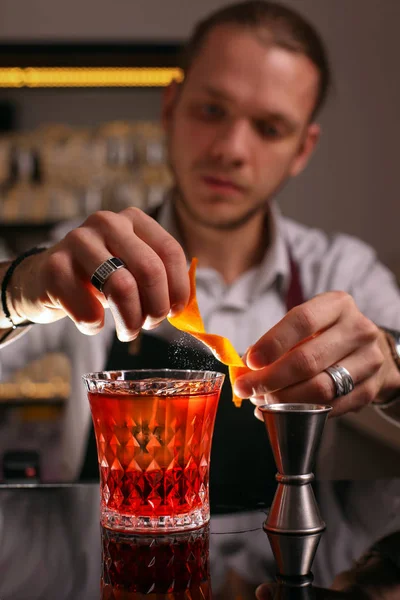 Barista Professionista Che Prepara Cocktail All Arancia — Foto Stock