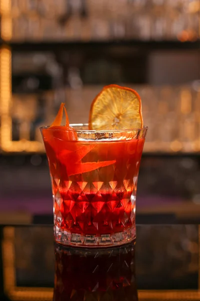 Cocktail Laranja Vidro Retro Sobre Fundo Preto — Fotografia de Stock