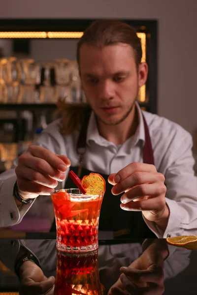 Barista Professionista Che Prepara Cocktail All Arancia — Foto Stock