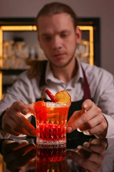 Barista Professionista Che Prepara Cocktail All Arancia — Foto Stock