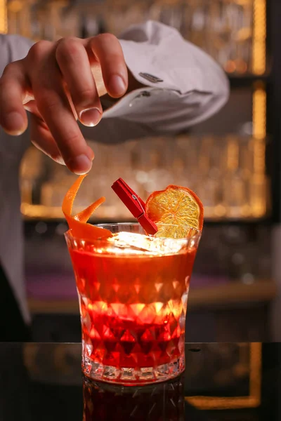 Profesjonalny Barman Prepairing Pomarańczowy Koktajl — Zdjęcie stockowe