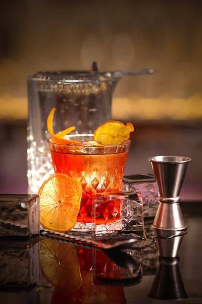 Profesjonalny Barman Prepairing Pomarańczowy Koktajl — Zdjęcie stockowe