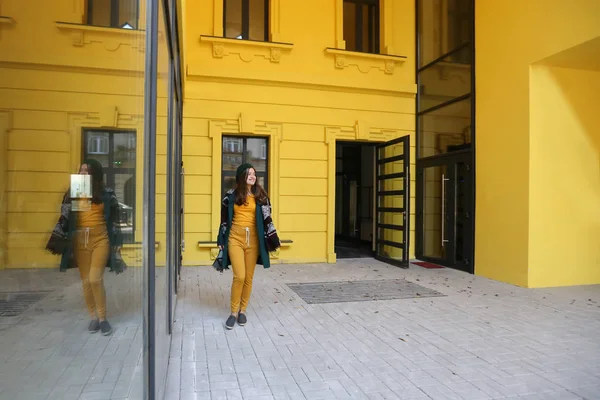 노란색 드레스와 노란색 근처에 — 스톡 사진