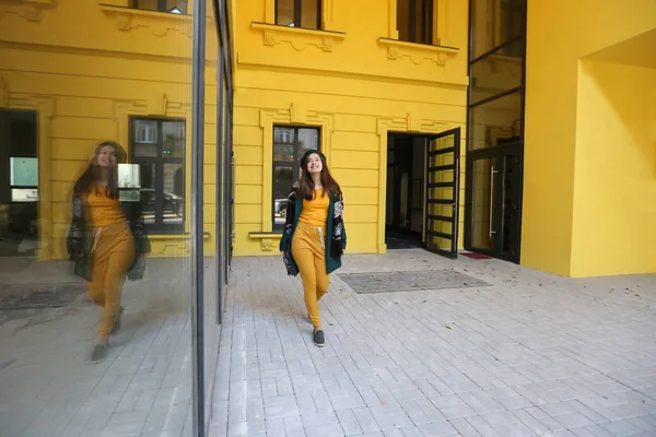 Beautiful Young Brunette Woman Yellow Dress Cap Yellow Building — Stock Photo, Image