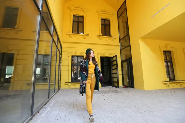 Bela Jovem Morena Mulher Vestido Amarelo Boné Perto Edifício Amarelo — Fotografia de Stock