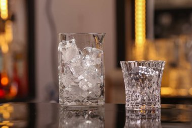 Barmen Negroni alkol kokteyl yapmak