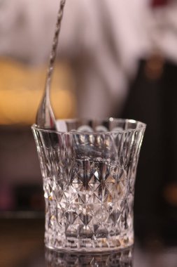 Barmen Negroni alkol kokteyl yapmak