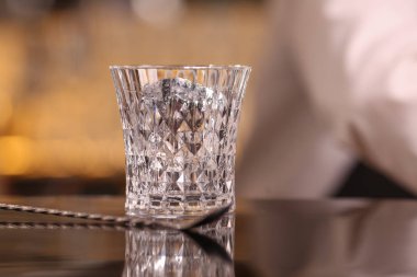 Barmen Negroni alkol kokteyl yapmak