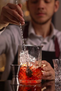 Barmen Negroni alkol kokteyl yapmak
