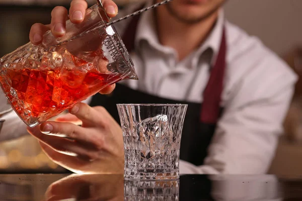 Barmen Haciendo Cóctel Alcohol Negroni — Foto de Stock