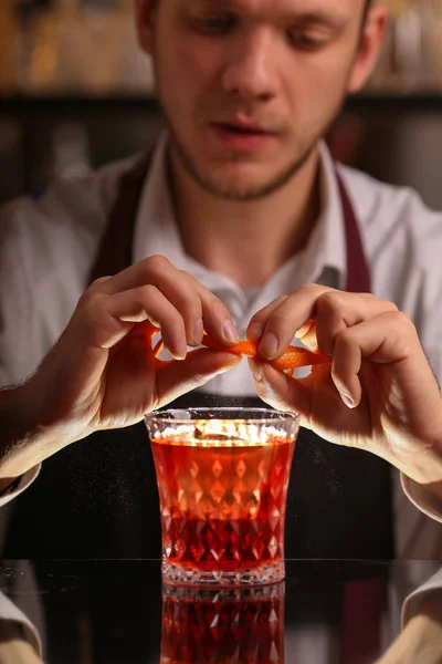 Barman Che Fanno Cocktail Alcolici Negroni — Foto Stock