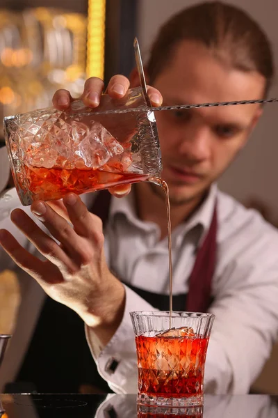 Barman Che Fanno Cocktail Alcolici Negroni — Foto Stock