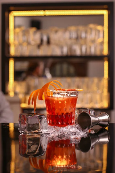 Alocohol kokteyl negroni siyah yüzeyi
