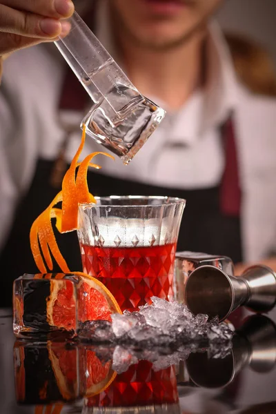 Barmen Negroni alkol kokteyl yapmak