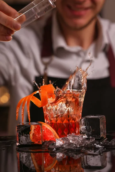 Barman Che Fanno Cocktail Alcolici Negroni — Foto Stock
