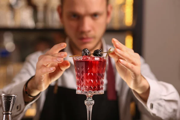 Kırmızı taze alkollü kokteyli. Kokteyl eski moda