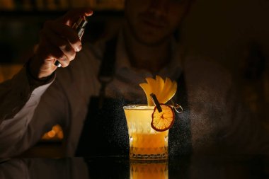 Barmen alkol kokteyl yapmak. Taze alkol penisilin portakal dilimi ve buz küpleri ile kokteyl