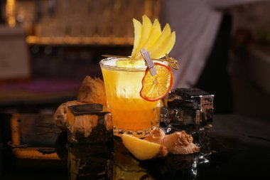 Barmen alkol kokteyl yapmak. Taze alkol penisilin portakal dilimi ve buz küpleri ile kokteyl