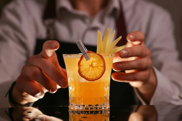 Barmani Dokonywanie Koktajl Alkoholu Świeży Alkoholu Penicyliny Koktajl Orange Slice — Zdjęcie stockowe