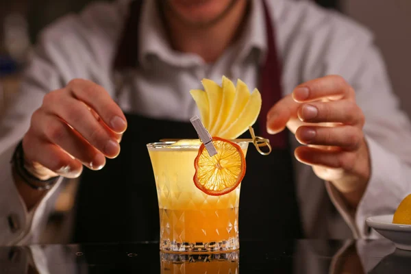 Barmen alkol kokteyl yapmak. Taze alkol penisilin portakal dilimi ve buz küpleri ile kokteyl