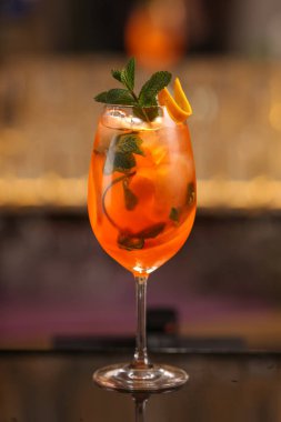 Barmen Aperol Spritz kokteyl yapıyor. Alkol arka plan siyah yüzey üzerinde kokteyl