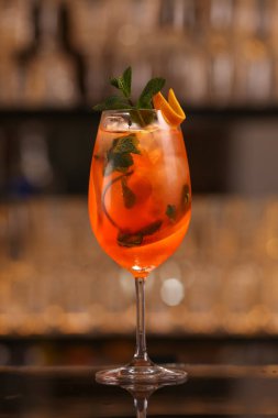 Barmen Aperol Spritz kokteyl yapıyor. Alkol arka plan siyah yüzey üzerinde kokteyl