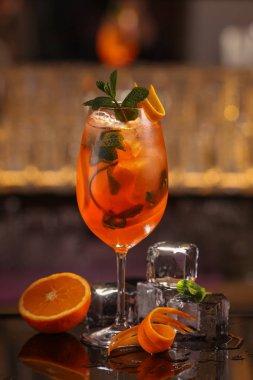 Barmen Aperol Spritz kokteyl yapıyor. Alkol arka plan siyah yüzey üzerinde kokteyl
