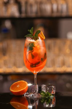 Barmen Aperol Spritz kokteyl yapıyor. Alkol arka plan siyah yüzey üzerinde kokteyl
