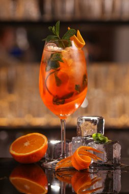Barmen Aperol Spritz kokteyl yapıyor. Alkol arka plan siyah yüzey üzerinde kokteyl