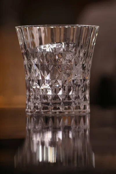 Barmen Fitzgerald Cocktail Maken Fitzgerald Alcohol Cocktail Zwarte Achtergrond Oppervlak — Stockfoto