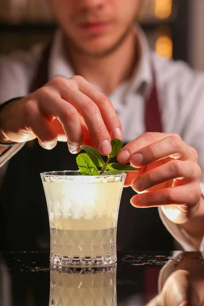 Barmen Está Haciendo Cóctel Fitzgerald Cóctel Alcohol Fitzgerald Sobre Fondo — Foto de Stock