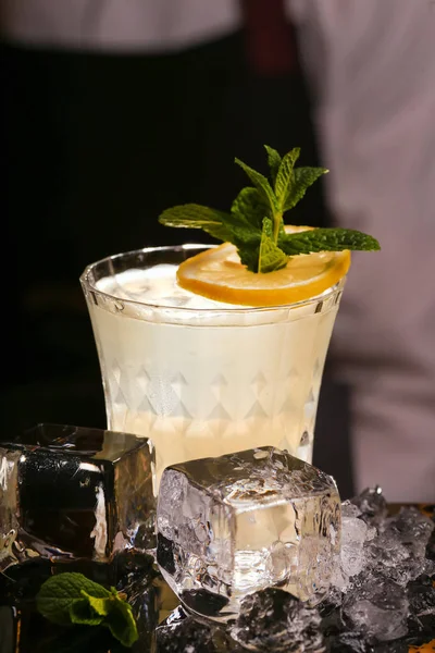  Barmen Fitzgerald kokteyl yapıyor. Fitzgerald alkol siyah zemin yüzeyinde kokteyl