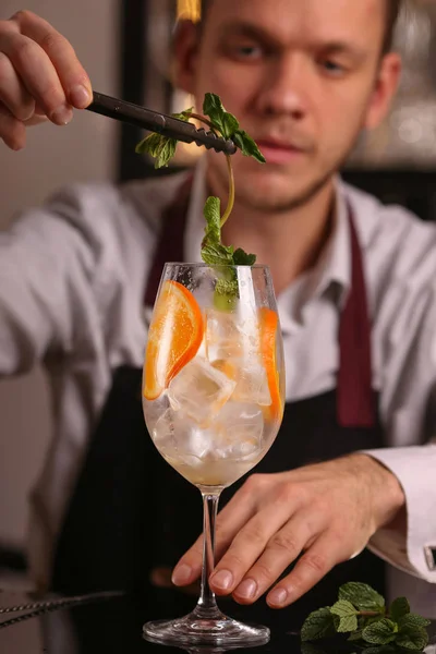 Barmen Hogy Aperol Spritz Koktél Fekete Háttér Felületén Koktél Alkohol — Stock Fotó