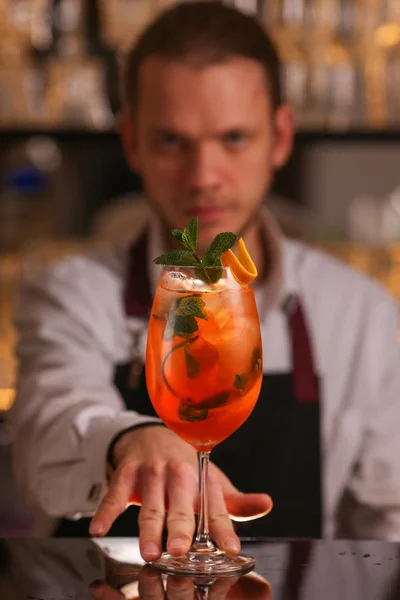 Barmani Jest Dokonywanie Aperol Spritz Koktajl Koktajl Czarnym Tle Powierzchni — Zdjęcie stockowe