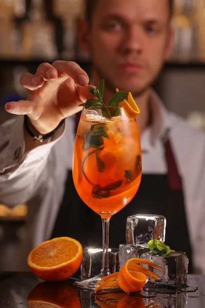 Barmen Sta Preparando Cocktail Aperol Spritz Cocktail Alcolico Fondo Nero — Foto Stock