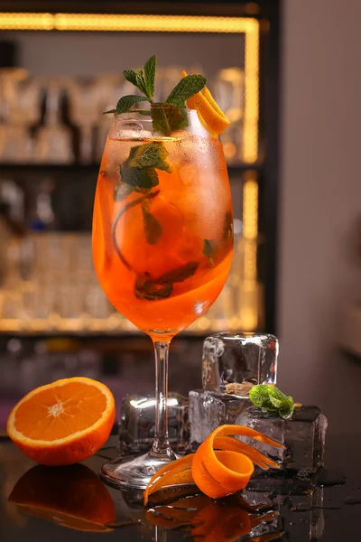 Barmani Jest Dokonywanie Aperol Spritz Koktajl Koktajl Czarnym Tle Powierzchni — Zdjęcie stockowe