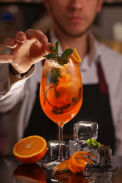 Barmani Jest Dokonywanie Aperol Spritz Koktajl Koktajl Czarnym Tle Powierzchni — Zdjęcie stockowe