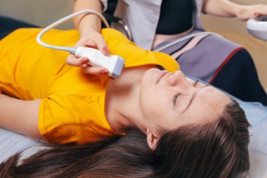 Doktor hasta yapıyor kadın abdominal ultrason. Ultrason tarayıcı bir doktor elinde. Tanılama. Ultrason 