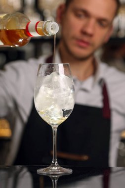 Hugo kokteyl içki buz küpleri, nane ve limon ile